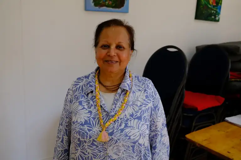 Een vriendelijke mevrouw die uitleg gaf over de Hare Krishna tijdens een openkerkendag