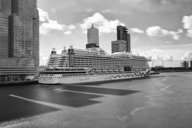 De Rotterdam en cruiseschip